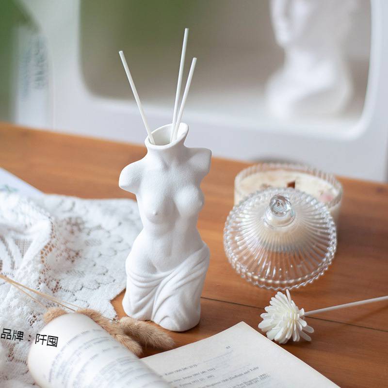 Divova – Porzellanvase mit unverkennbarem Charakter
